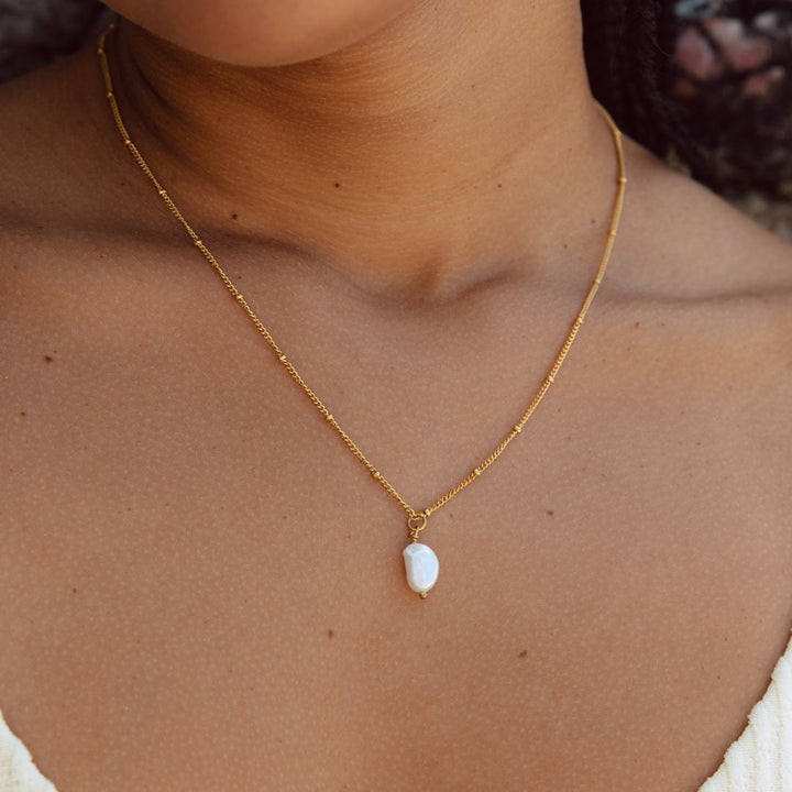 Damen Goldkette mit Süßwasser-Barockperle, wasserfest & hypoallergen.