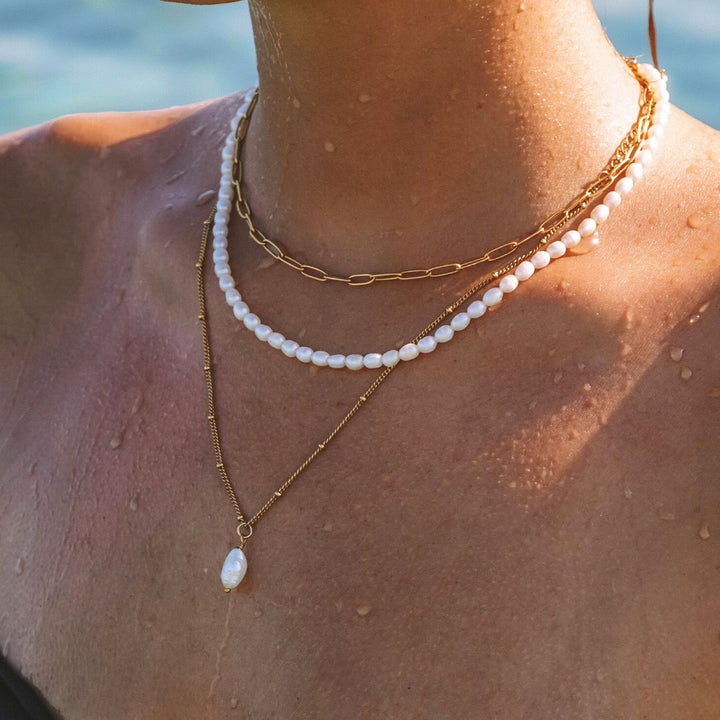 Glänzende Damen Goldkette mit Süßwasser-Barockperle, ideal für empfindliche Haut.