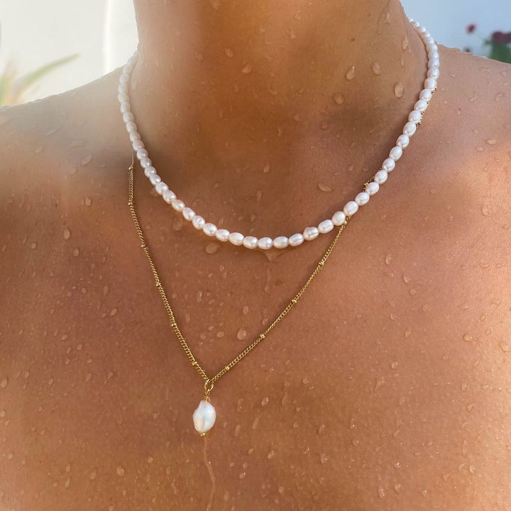Moderne Damen Goldhalskette mit Süßwasser-Barockperle, wasserfest & hypoallergen.