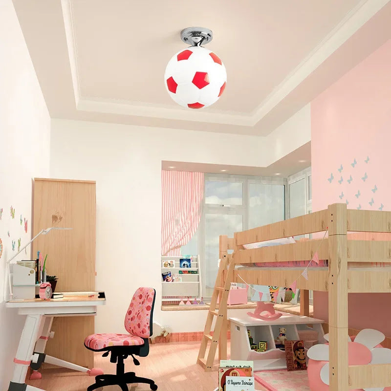 Helle LED Kinderzimmerlampe mit Fußball-Motiv. Dimmbare Deckenleuchte im Sportdesign für Jungen & Mädchen.