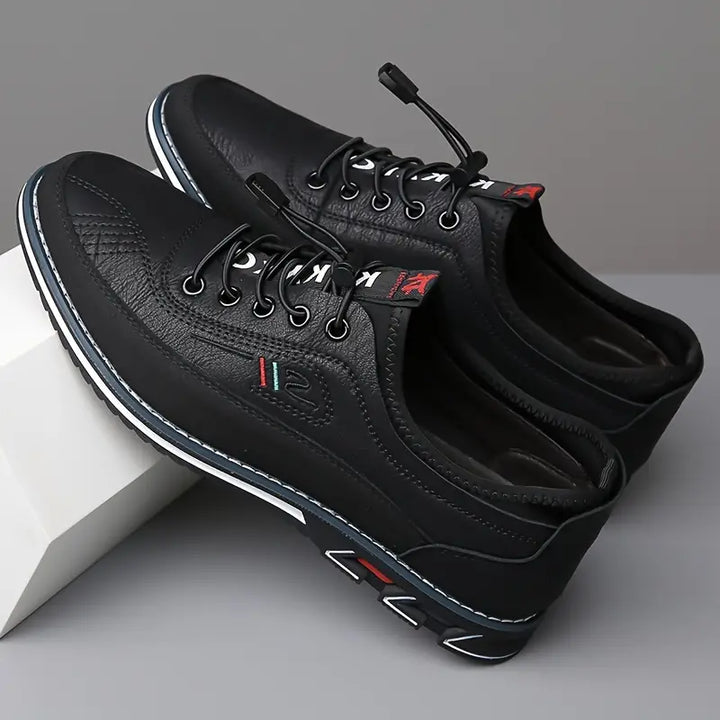 Moderner Herren Freizeitsneaker am Fuß, bequemer Alltagsschuh für stilbewusste Männer.