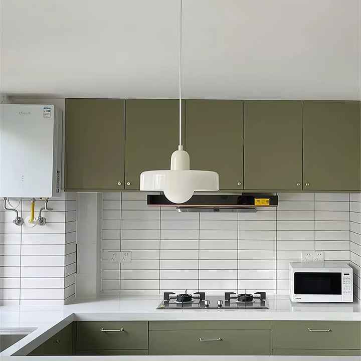 Glaslampe: Bauhaus-Design, Buntglas, farbig und einstellbar für individuellen Stil.