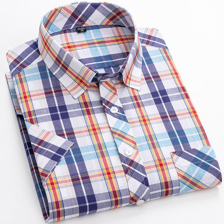 Vielseitiges Herren Kurzarmhemd, kariert, für smarte Casual-Outfits. Perfekt für drinnen und draußen.