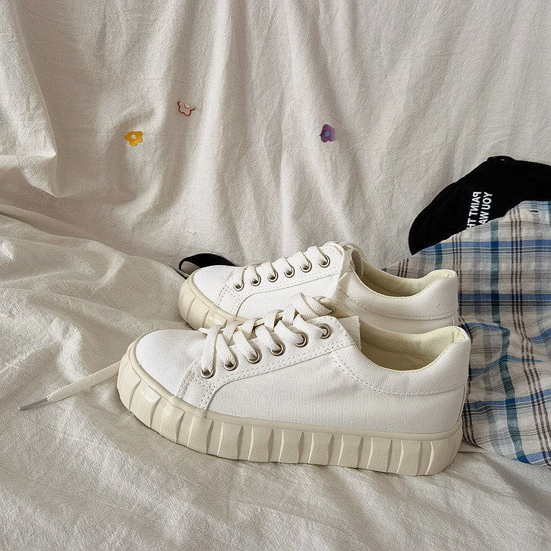 Seitliche Ansicht des sportlichen Damen Low-Top Sneakers. Perfekter, bequemer Schnürschuh für den legeren Alltag.