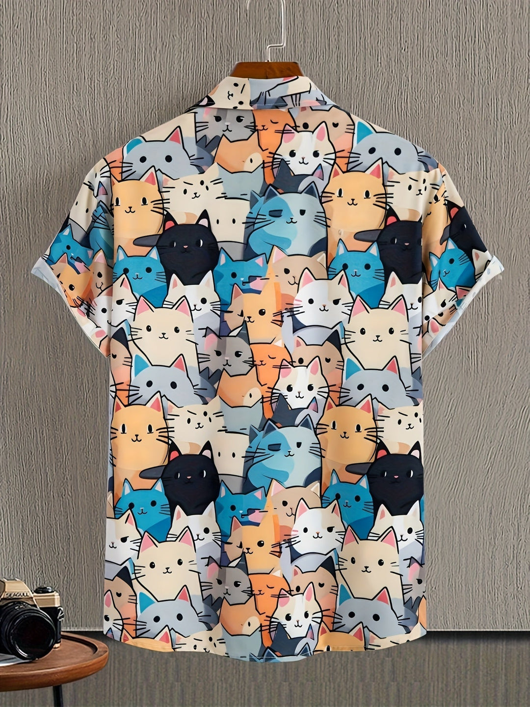 Lustiges Herren Freizeithemd mit mehrfarbigem Katzenprint, kurzarm, lässig für Alltag und Sommer.