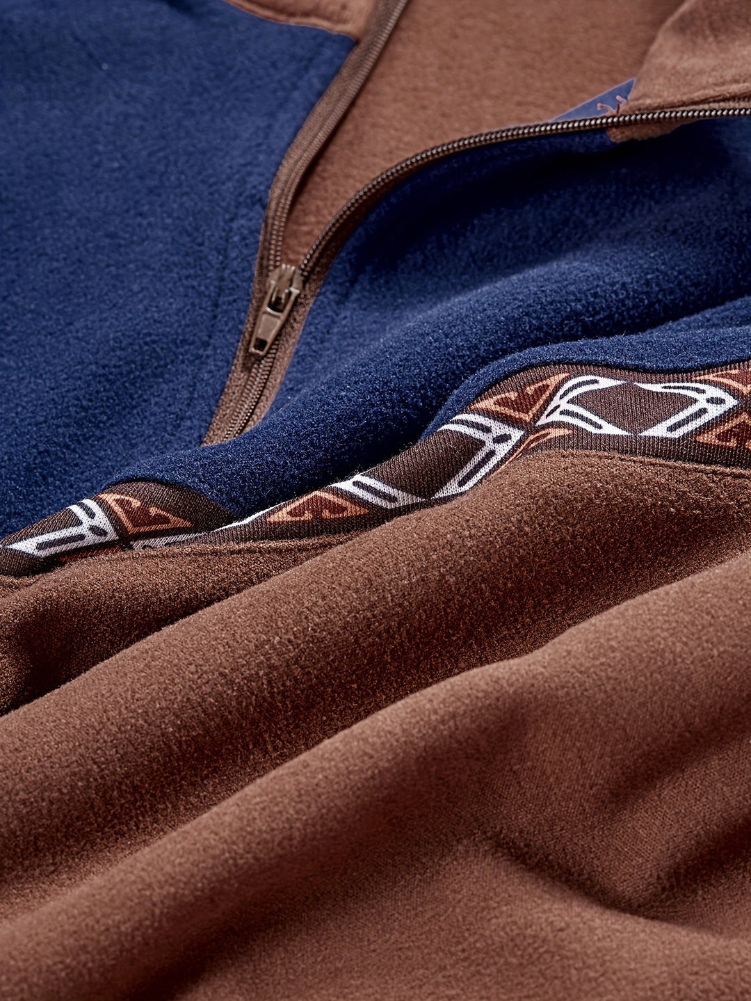 Brauner Herrenpulli mit blauem Ethno-Muster, Halb-Reißverschluss offen, Stehkragen hoch