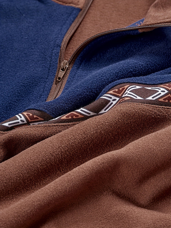 Brauner Herrenpulli mit blauem Ethno-Muster, Halb-Reißverschluss offen, Stehkragen hoch