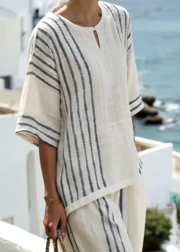 Casual Damen Sommer Outfit: Ärmelloses Top & gestreifte Hose. Ideal als Freizeit & Urlaubs Set.