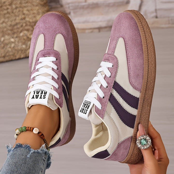 Damen Retro Sneaker mit klassischem Design, ideal für stilvolle Freizeitmomente.