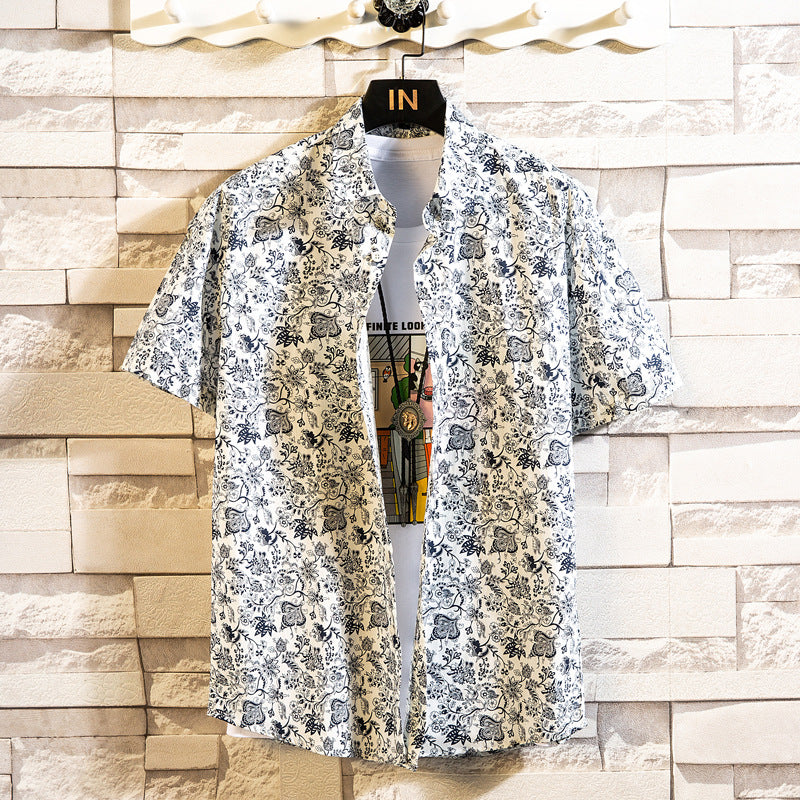 Slim Fit Herrenhemd in Kurzarm mit elegantem Blumenmuster und Revers für sommerliche Freizeit.