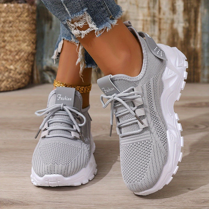 Graue Damen Sneaker, atmungsaktiv und komfortabel für Spaziergänge und Alltag.