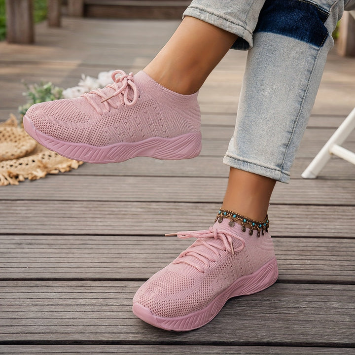 Vorderansicht der atmungsaktiven Freizeitschuhe für Damen. Leichte und komfortable Alltagsschuhe in weiß.