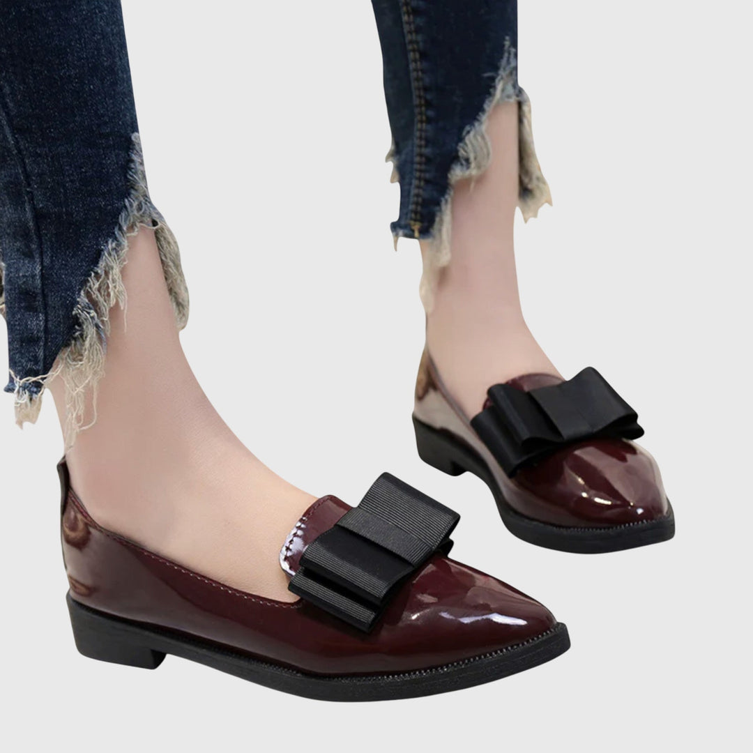 Seitliche Ansicht der bequemen Damen Slip-On Loafer. Flache Sohle und elegante Form für optimalen Gehkomfort.