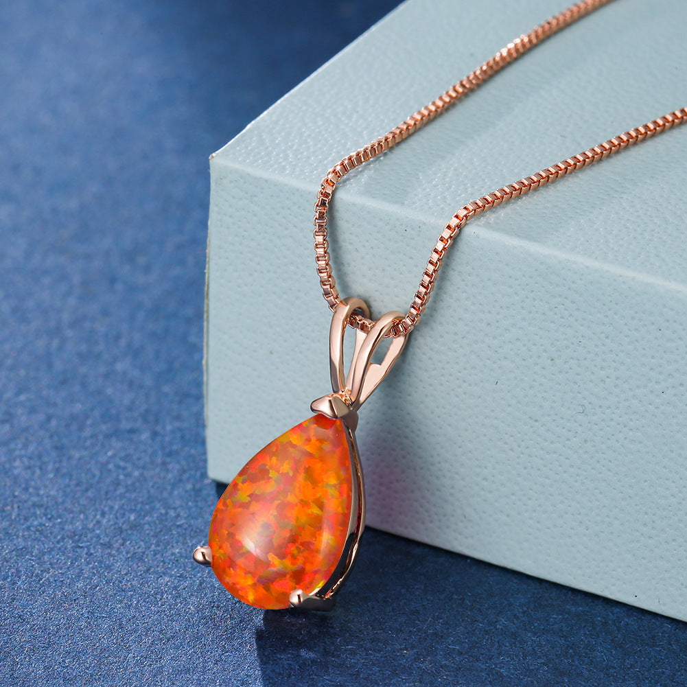 Detaillierte Ansicht der Damen Opal-Halskette: Tropfen-Anhänger & zarte Kette in Roségold, minimalistisch.