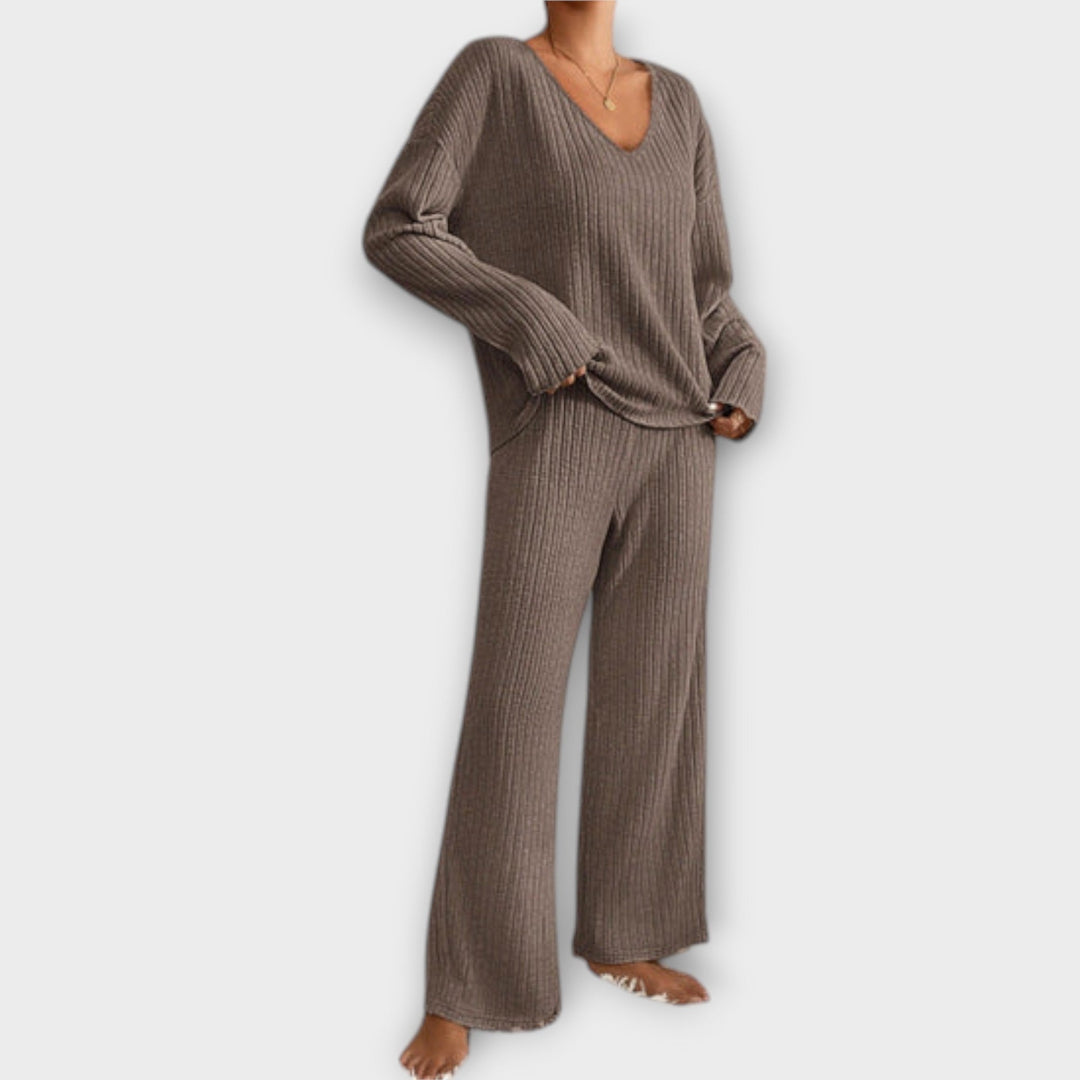 Modisches Damen Zweiteiler Set mit elegantem V-Ausschnitt Oberteil und komfortabler Freizeithose.