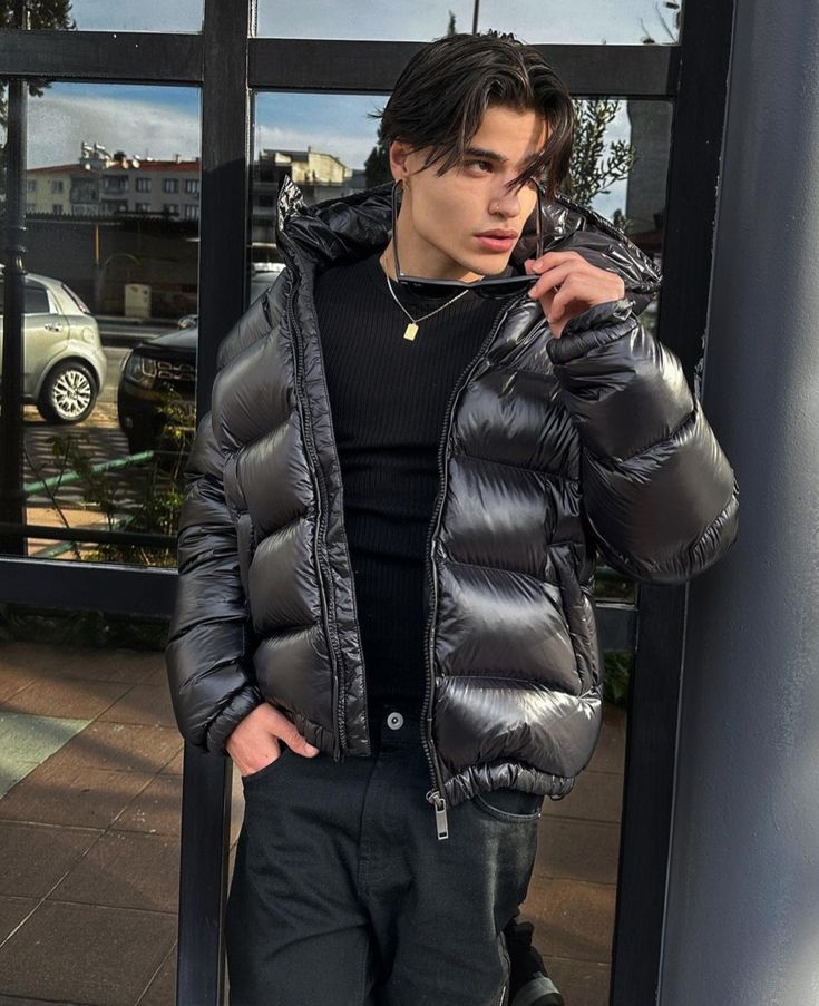 Moderne Herren Kapuzenjacke (Steppjacke) für kalte Tage, stylisch & warm, ideal für Freizeit.