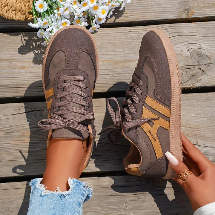 Damen Retro Sneaker in Schwarz-Kaffee mit Panel Design. Bequemer Alltagsschuh für trendige Damenmode.
