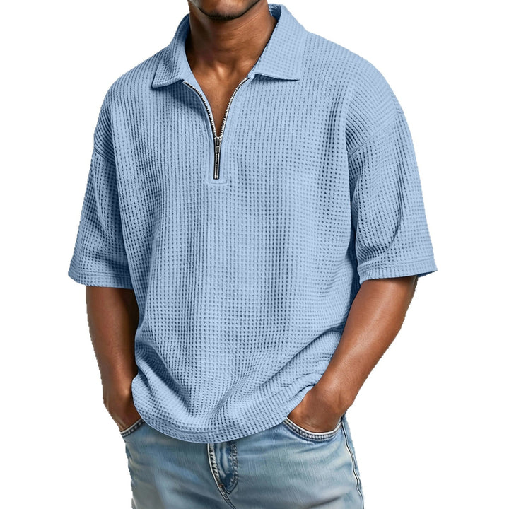 Komfortables Herren Poloshirt in Waffelstrick-Qualität. Kurzarm, die perfekte Ergänzung für die Sommergarderobe.
