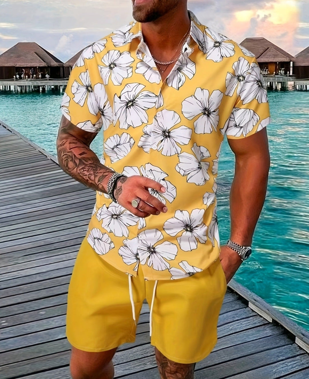 Rückenansicht des leichten Herren Sommer-Sets, bestehend aus Kurzarmhemd und bequemen Shorts.