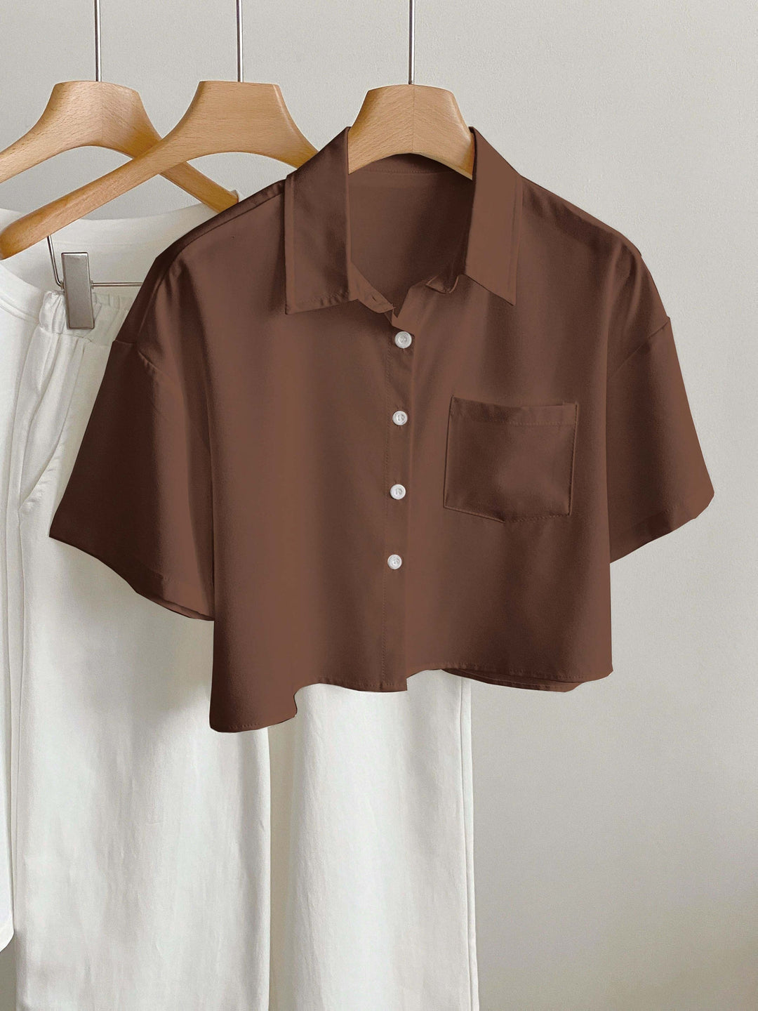 Fashion-forward Damen Kurzarm Bluse cropped, stylisches Freizeit Oberteil.