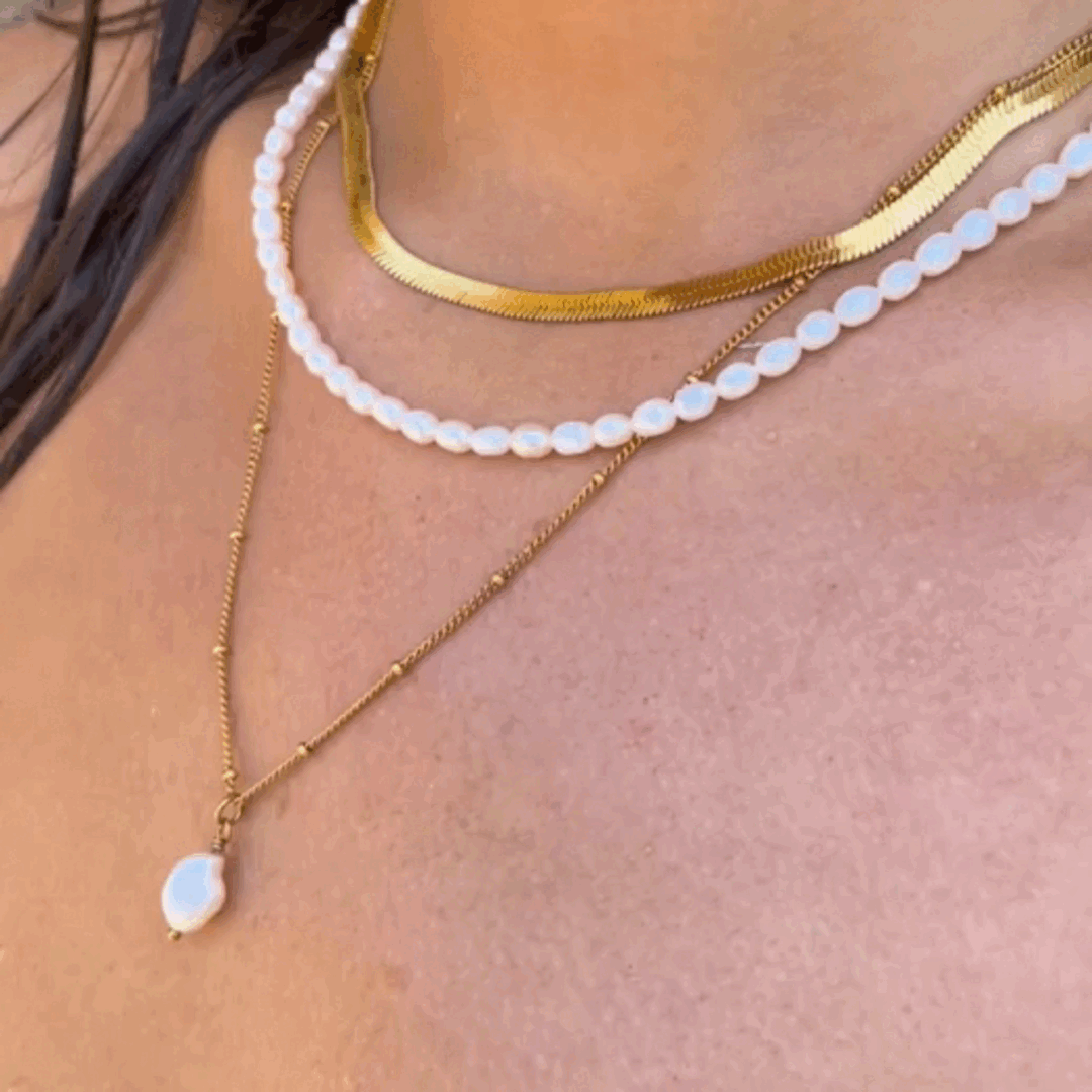 Detailaufnahme: Glänzende Gold Herringbone Choker Halskette, wasserdicht, statement für Damen.