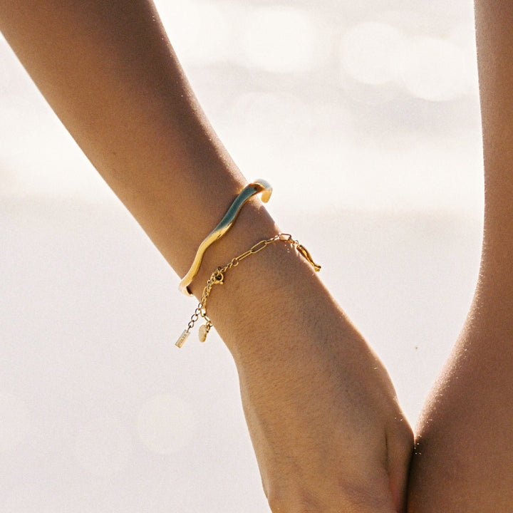Goldener Damen Wellen Armreif, offenes Design, aus wasserfestem Edelstahl-Schmuck.