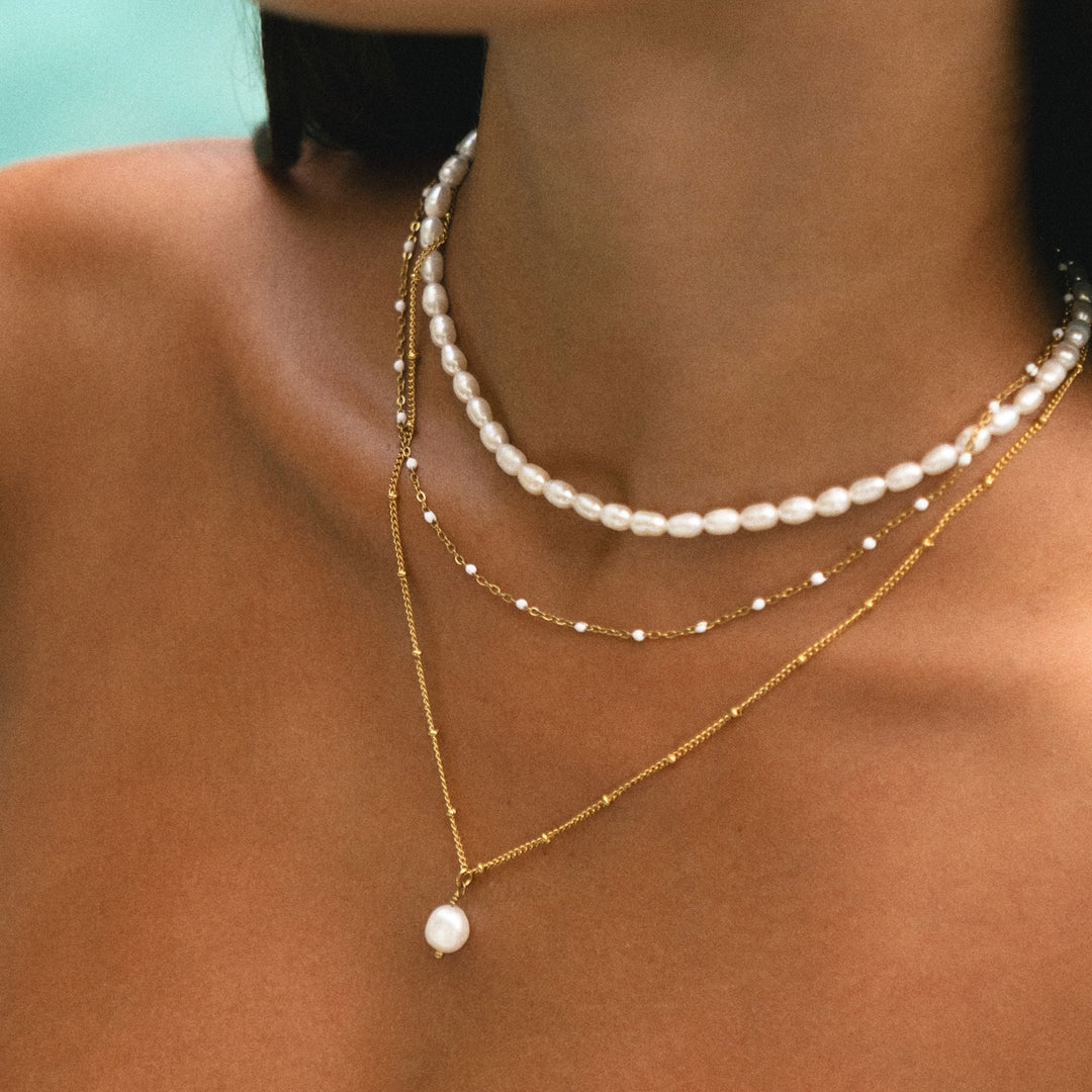 Damen Choker Halskette in Gold, Perlen-Look, wasserfest, hypoallergen, eleganter Schmuck.