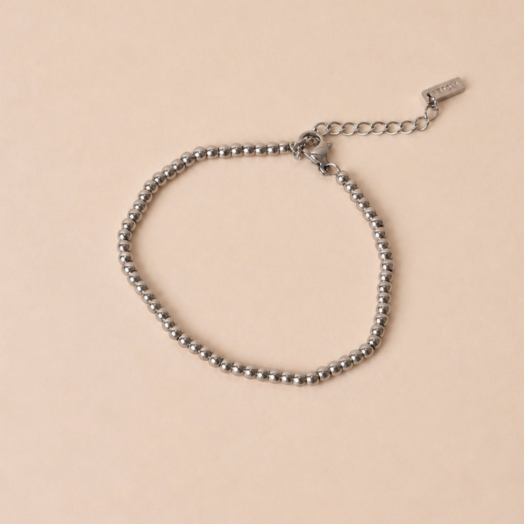 Nahaufnahme des zarten Perlenarmbands für Damen, aus wasserfestem Edelstahl, verstellbares Design.