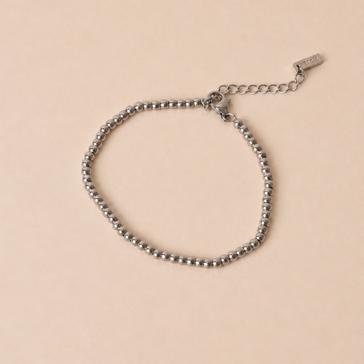 Nahaufnahme des zarten Perlenarmbands für Damen, aus wasserfestem Edelstahl, verstellbares Design.