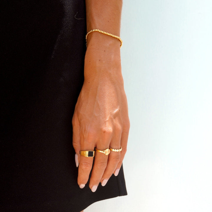 Elegantes Damen Perlenarmband aus robustem, wasserfestem Edelstahl. Perfekt für jeden Anlass.
