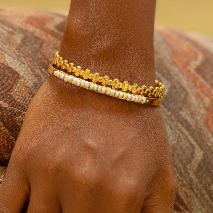 Edelstahl Gold Armreif für Damen mit zartem Perlen-Design, hypoallergen & verstellbar.