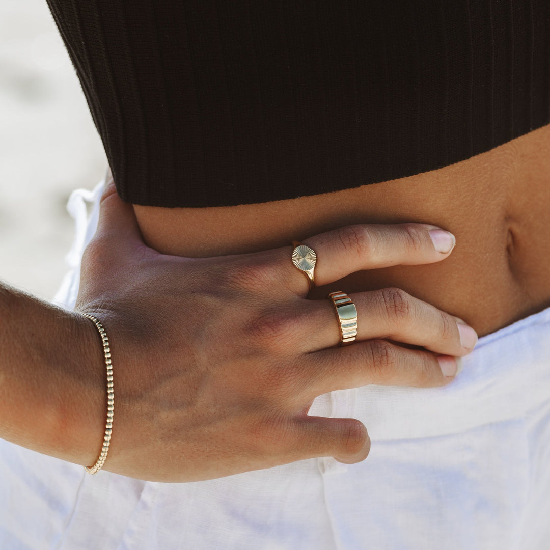 Goldenes Damen Perlenarmband aus Edelstahl, verstellbar, wasserfest. Eleganter Goldschmuck.
