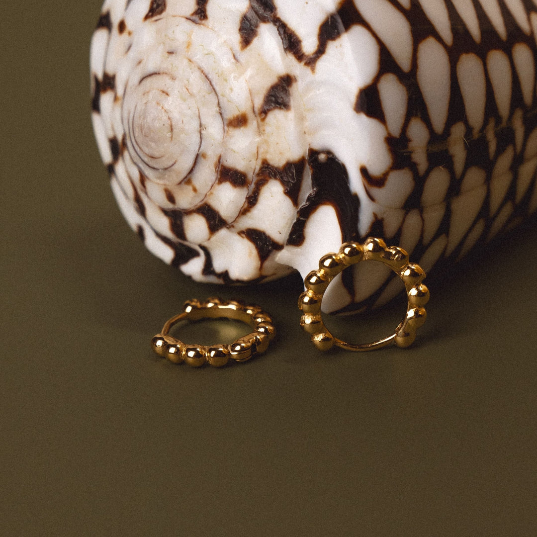 Eleganter Damenschmuck: Goldene Creolen mit Perlen, wasserdicht und aus Edelstahl gefertigt.