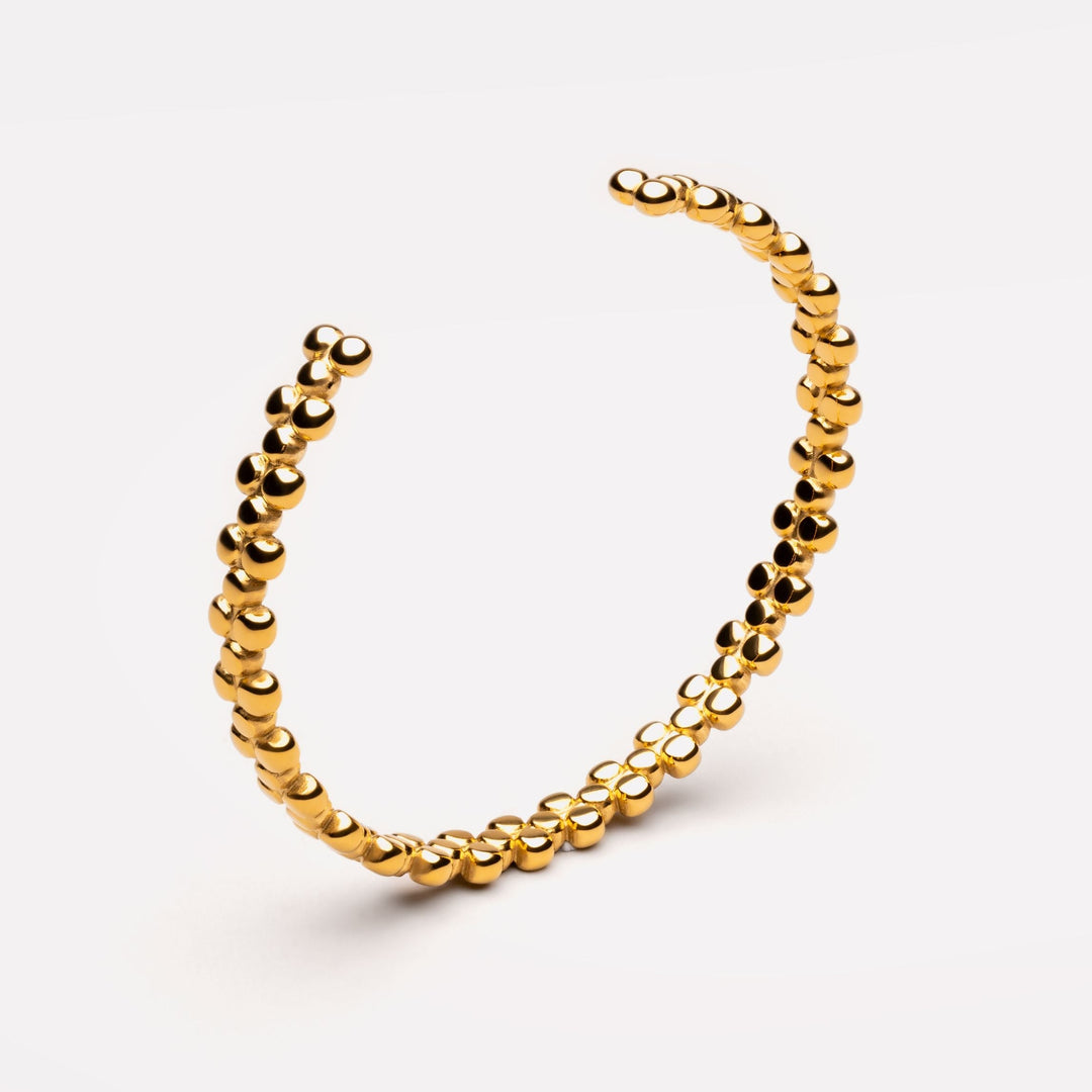 Goldfarbener Damen Armreif mit Perlen-Design, verstellbar & wasserfest. Elegant für Alltag.