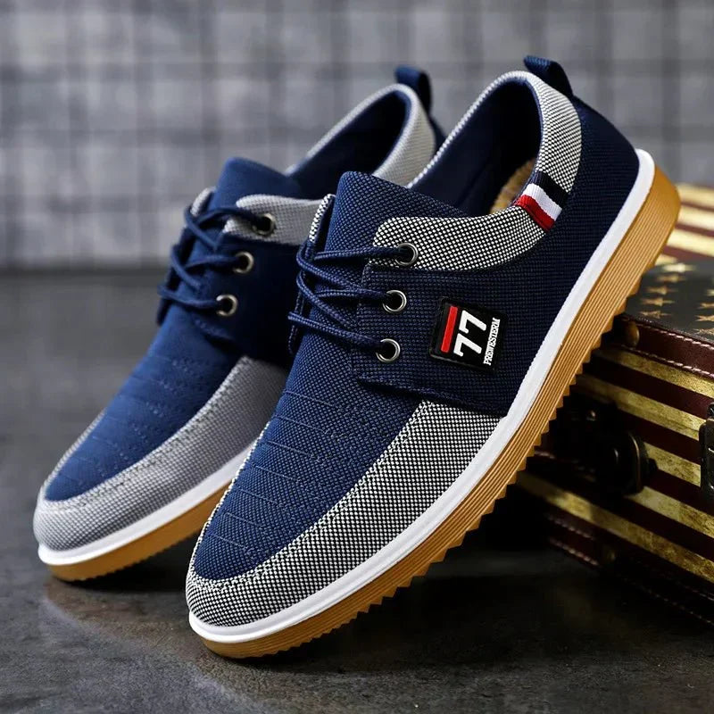 Komfortable Herren Slipper zum Reinschlüpfen. Atmungsaktive, bequeme & leichte Schuhe für entspannte Tage & den Alltag.