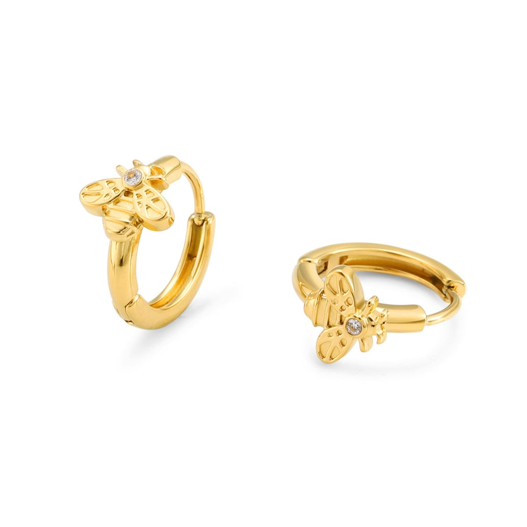 Damen Gold Creolen mit filigranem Bienen-Design und glänzenden Zirkon-Steinen, ideal für Alltag und Anlässe.