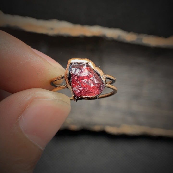 Eleganter Damenring mit Naturstein, verstellbar. Rohstein Geburtsring als Geschenkidee.