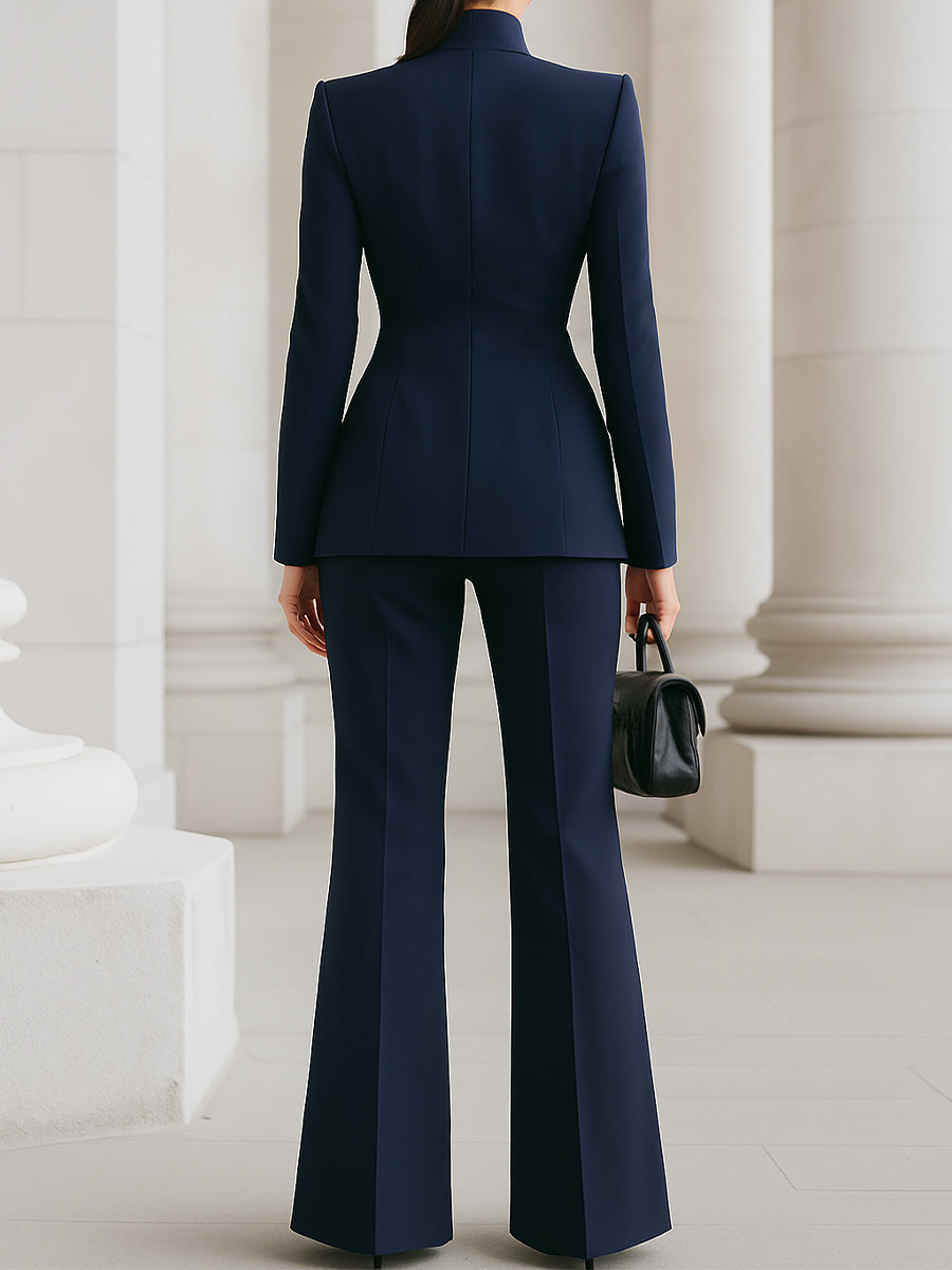 Kompletter Damen Business Anzug in Marineblau: Taillierter Blazer & gerade Stoffhose für einen seriösen Look.