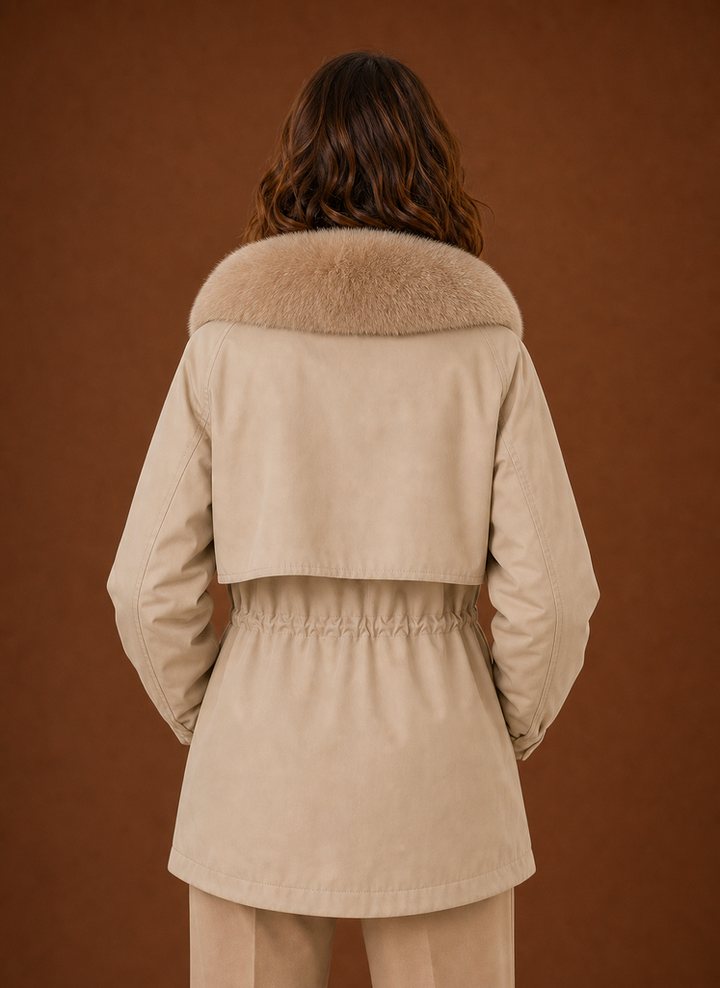 Vielseitiger Damen Parka mit Kunstfellkapuze. Ideal als warme Outdoorjacke oder stilvolle Casual-Mode.