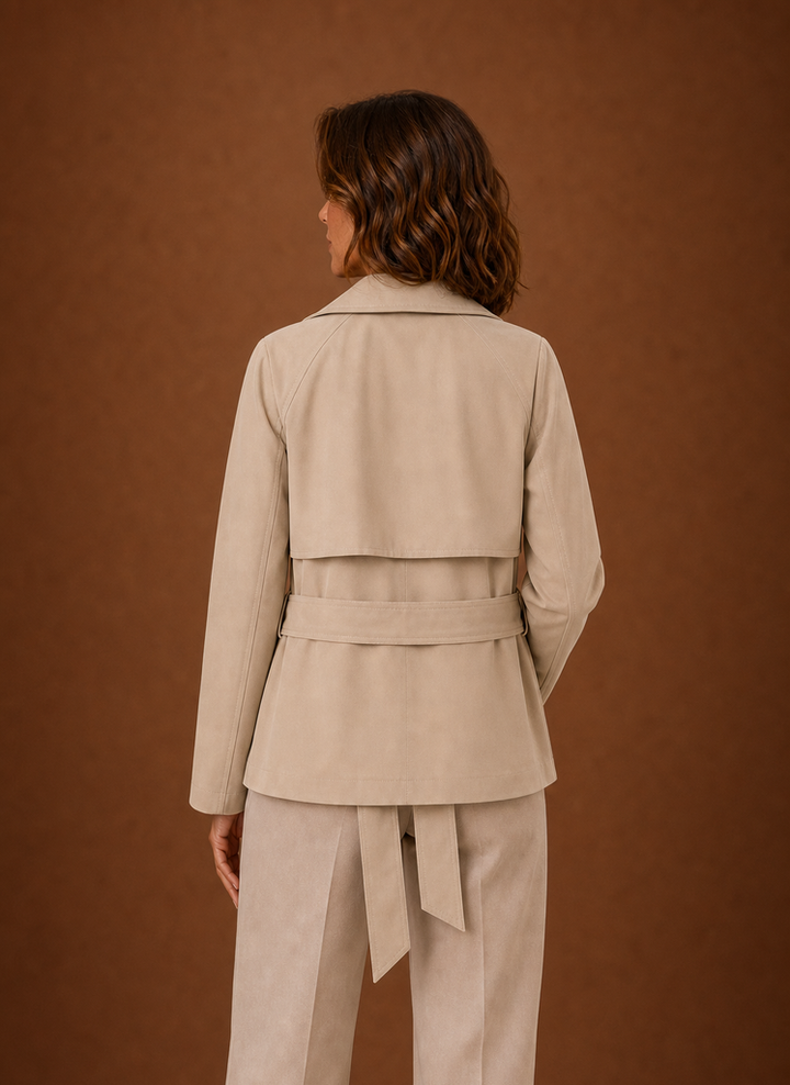 Damen Trenchcoat mit doppelter Knopfleiste und Gürtel. Macht jedes Herbst-Outfit elegant.