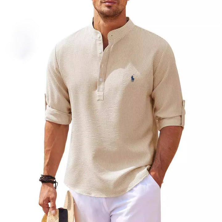 Lässiges Herren Sommerhemd mit Stehkragen, Halbknopfleiste und kurzen Ärmeln, ideal für sommerliche Tage.