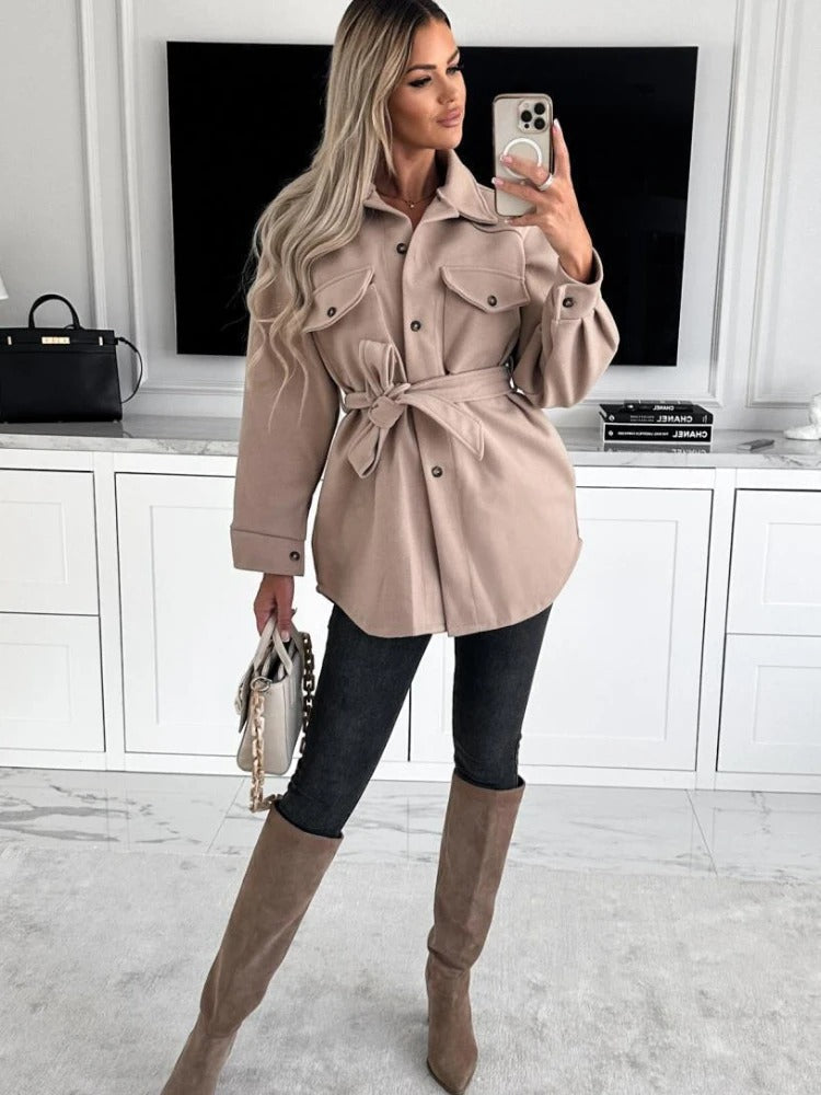 Moderner Damenblazer, ideal für einen souveränen Business Look. Klassisches Jackett für das Büro & Meetings.