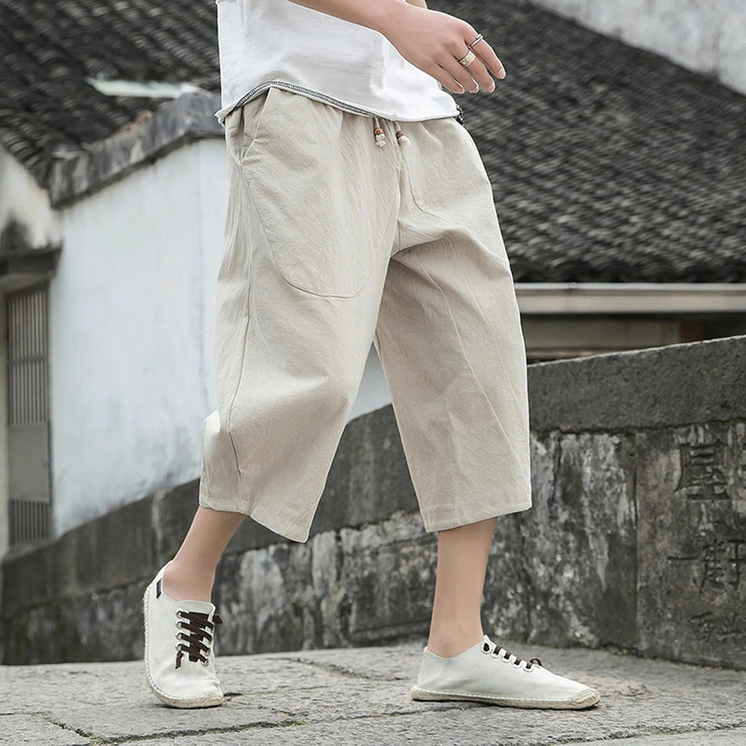 Bequeme Herren Dreiviertelhose für den Sommer, vorne abgebildet. Leichte, atmungsaktive Freizeithose für warme Tage.