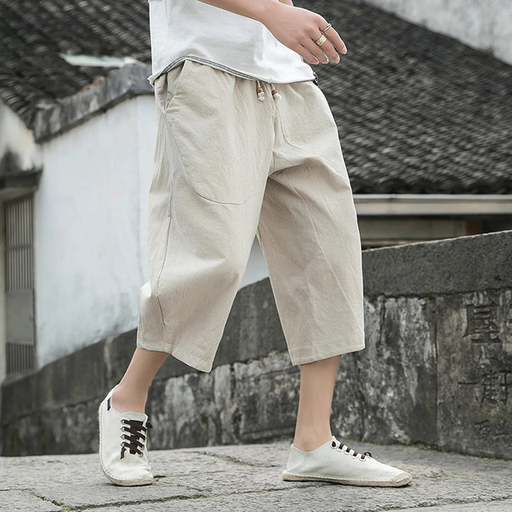 Bequeme Herren Dreiviertelhose für den Sommer, vorne abgebildet. Leichte, atmungsaktive Freizeithose für warme Tage.