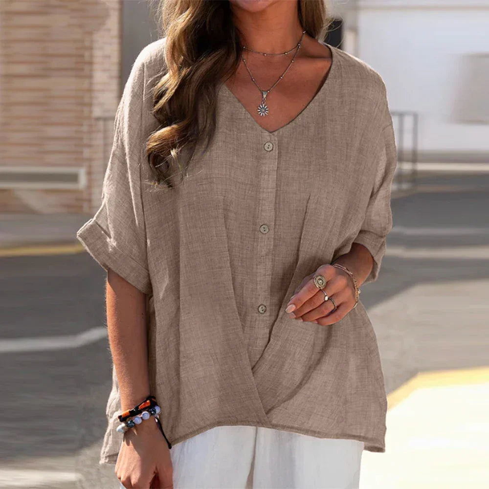 Stilvolle Plus-Size Bluse für Damen mit V-Ausschnitt, Halbarm, locker sitzend, elegant & modern für Frühling/Sommer.