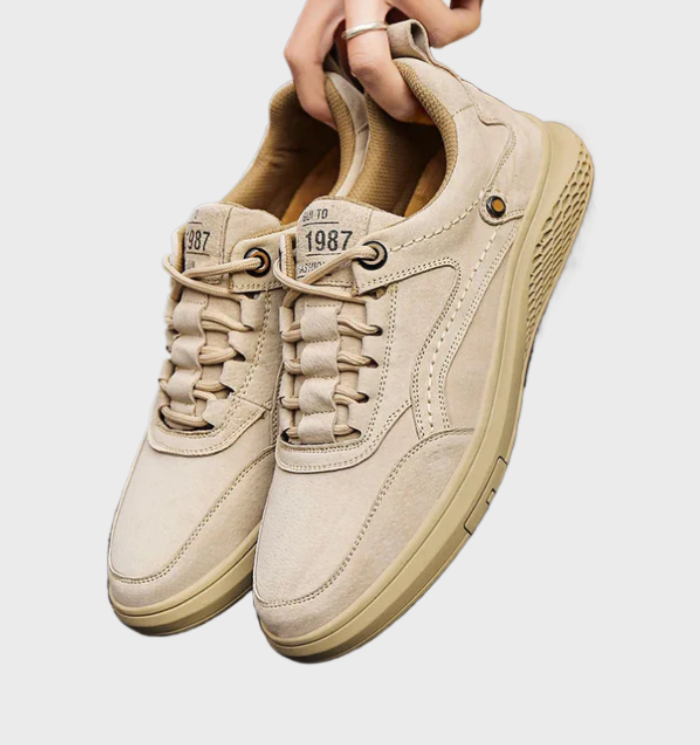 Mann trägt luxuriöse Herren-Schnür-Sneaker. Komfortable & stilvolle Freizeitschuhe für einen eleganten Look.