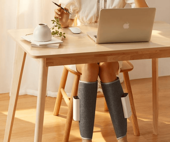 Kabelloses Beinmassagegerät mit Luftkompression, ideal zur Entspannung und Schmerzlinderung müder Beine.