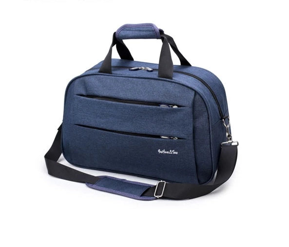 Reisende Person mit flexibler Handgepäcktasche auf dem Weg, praktisch & modern.