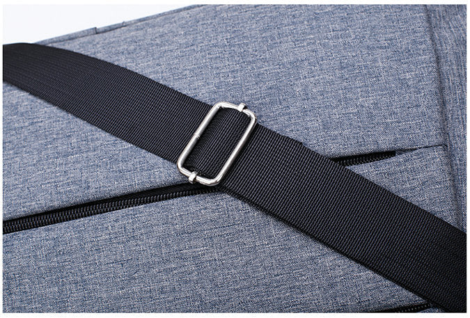 Stylische & praktische Handgepäcktasche aus strapazierfähigem, wasserabweisendem Nylon.