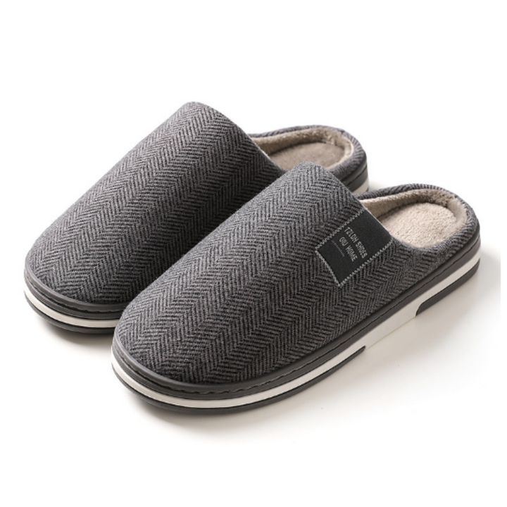 Modische Damen Hausschuhe im Herringbone-Stil. Gemütliche Slip-On Pantoffeln mit sicherer, rutschfester Sohle.